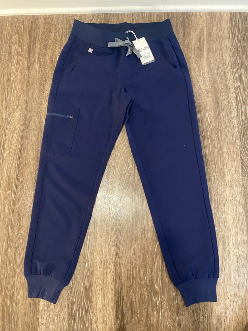 New Figs Women’s Navy Jogger Scrub Pants (XS petite)